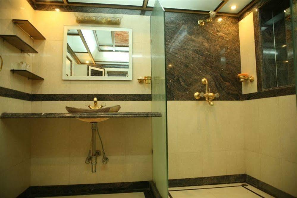 Hotel Trimoorti Kalkuta Zewnętrze zdjęcie