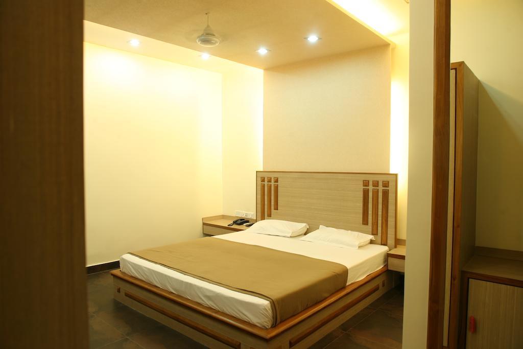 Hotel Trimoorti Kalkuta Zewnętrze zdjęcie